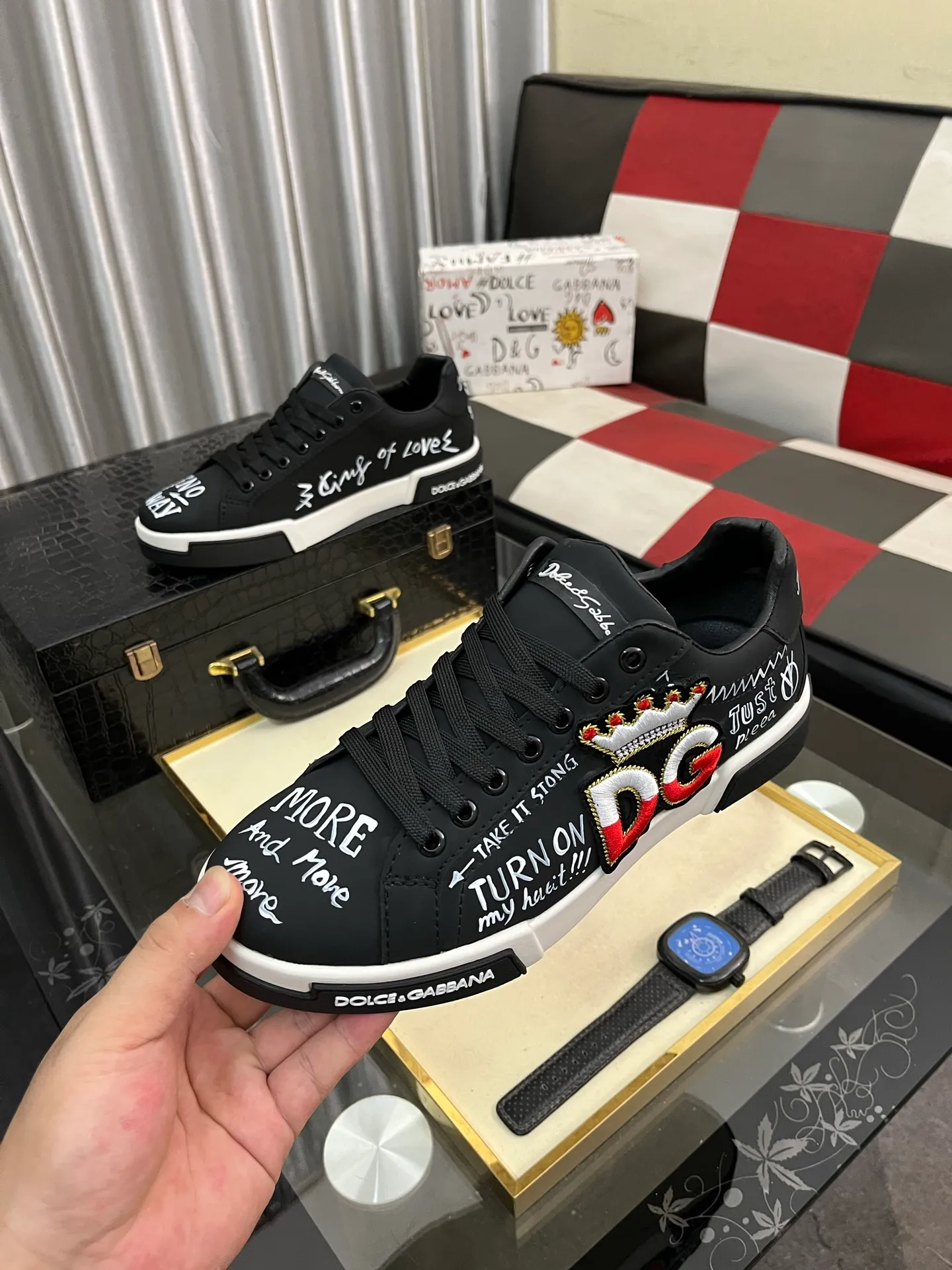 Men's shoes 💰480⌚️⌚️DG's latest popular casual shoes 🔥🔥, the tongue has the brand's iconic details, and the combination of silk cowhide and cow suede enhances the style. Fashionable and versatile, it can complement any look. Create an exquisite design with unique dynamic vitality and modern atmosphere, showing modern elegance. Size: 38-46